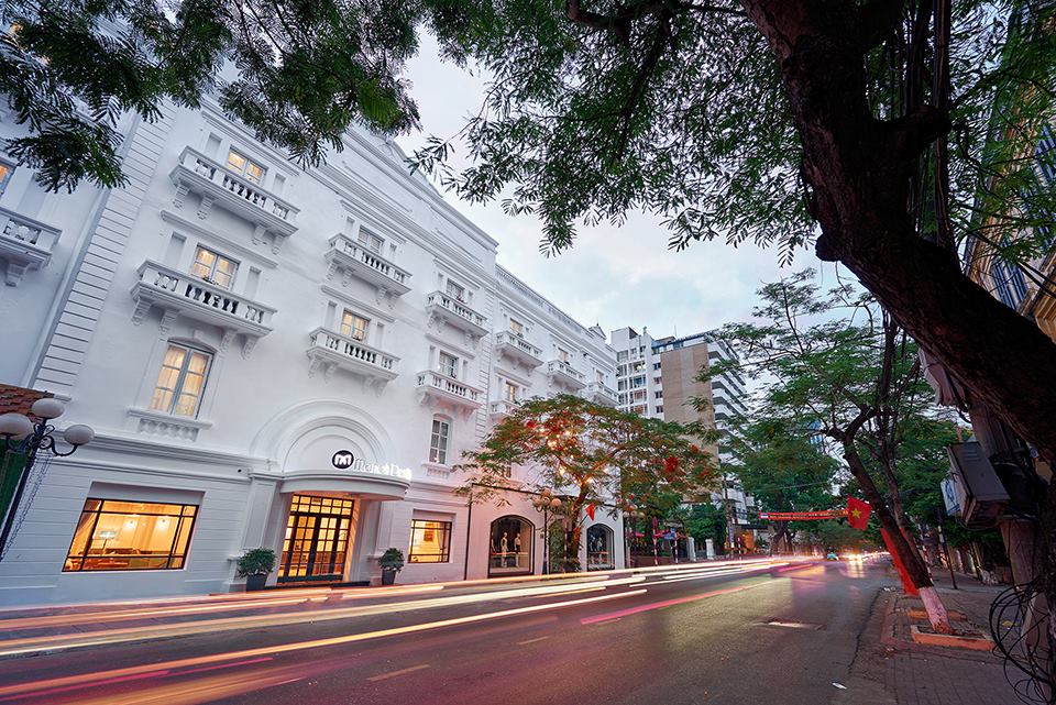 Nằm tại vị trí trung tâm của thành phố, khách sạn 64 Điện Biên Phủ là một địa điểm lý tưởng cho những ai muốn khám phá nét đẹp mê hoặc của thành phố Hà Nội. Với thiết kế hiện đại và nội thất sang trọng bậc nhất, bạn sẽ được trải nghiệm dịch vụ tuyệt vời và lưu lại những kỉ niệm đáng nhớ tại đây.