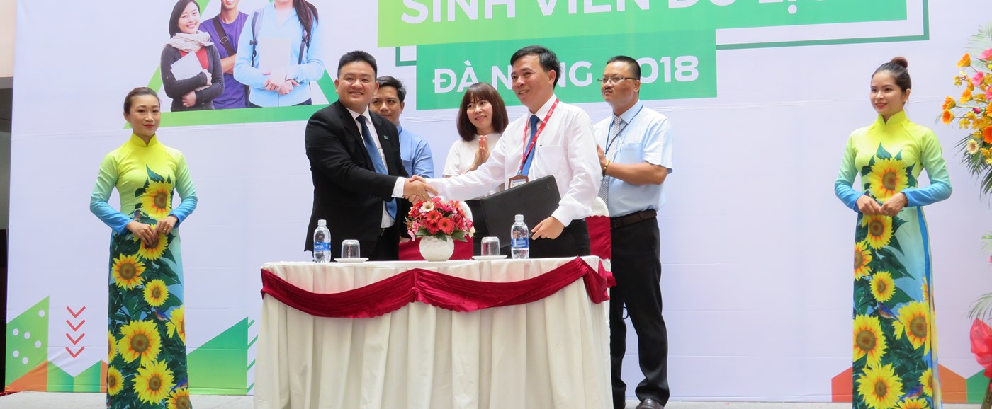 The signing ceremony between UHM Group and Duy Tan University on Recruitment Training in April 2018