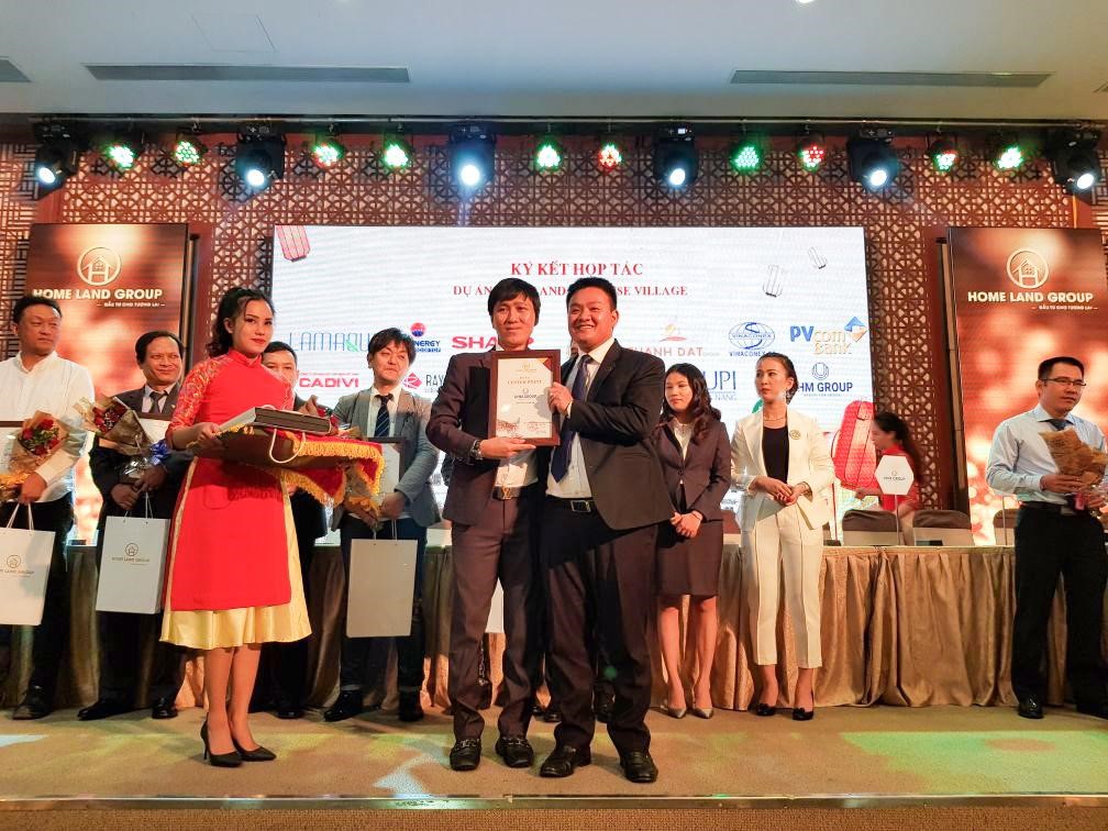 A ceremony to sign an investment cooperation contract between UHM Group and Homeland Group in 11/2019