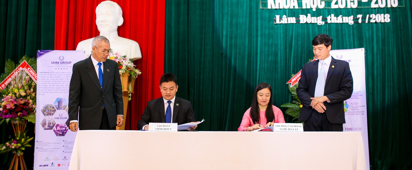 The signing ceremony of cooperation between UHM Group and Da Lat Vocational College for Recruitment Training 